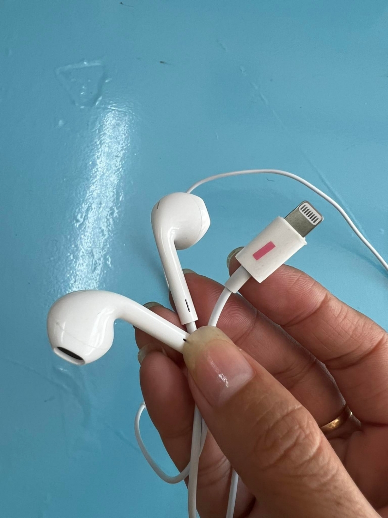 Tai Nghe lphone Giá Rẻ chất lượng là tai nghe cao cấp dành cho các thiết bị di động như iPhone, iPad với âm thanh chuẩn, đàm thoại tốt